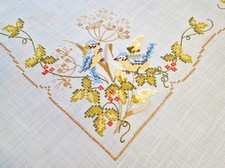 Vintage Tischdecke mit Stickerei/Kreuzstickerei und Spitzen - Gr. 160 x 140 cm.