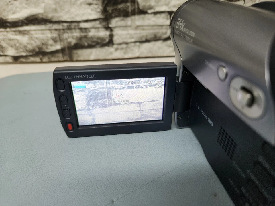 Samsung SC-DC173U DVD Camcorder with 34x Optical Zoom Battery Charger Av Cord - Image 3 of 4