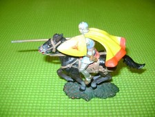 ELASTOLIN 7CM MOYEN AGE CHEVALIER A CHEVAL AVEC LANCE BOUCLIER ET CAPE GERMANY