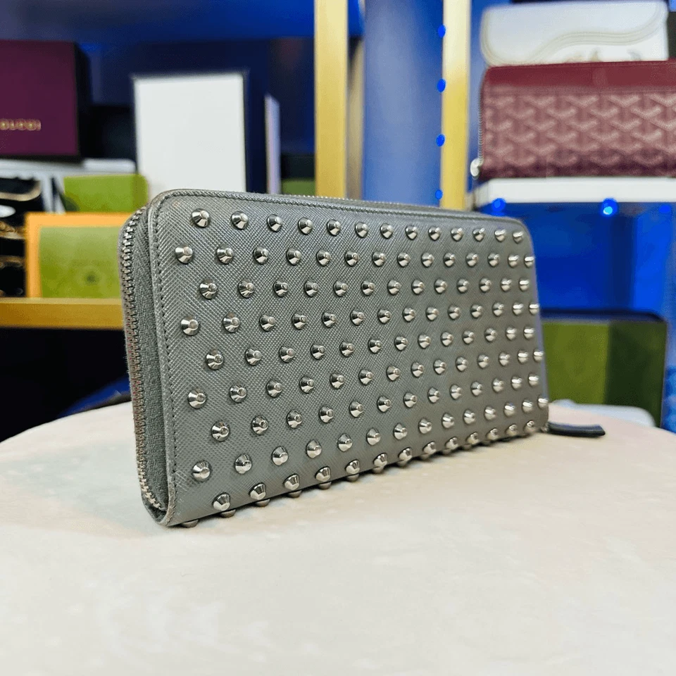 Cartera organizadora grande de cuero gris tachonado rara Prada con cremallera alrededor Foto 4 de 4