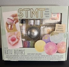 STMT DIY Bath Bomb Kit Make 5 Scented Bath Bombs with Essential Oils, Glitter