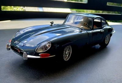 Jaguar E Dunkelgrau. 1:18 Burago Modellauto