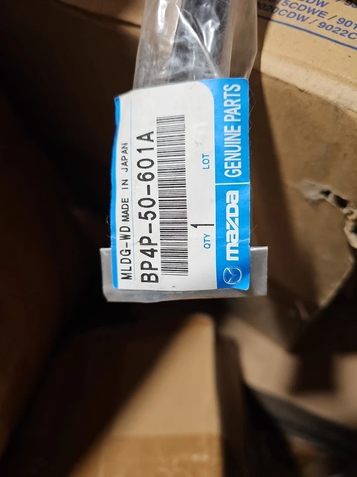 Moldura de moldura de parabrisas Mazda 3 nueva de fábrica (BP4P-50-601A) 2004 a 2009 Foto 2 de 2