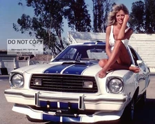 FARRAH FAWCETT-MAJORS ON FORD MUSTANG COBRA II - 8X10 PUBLICITY PHOTO (EP-660)
