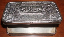 Tabacchiera in metallo argentato con miniatura cesellata fine 800 inizio 900