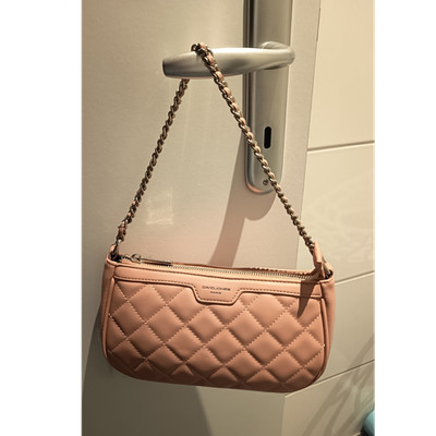 David Jones Paris kleine rosa Schultertasche aus Kunstleder mit Kettengurt