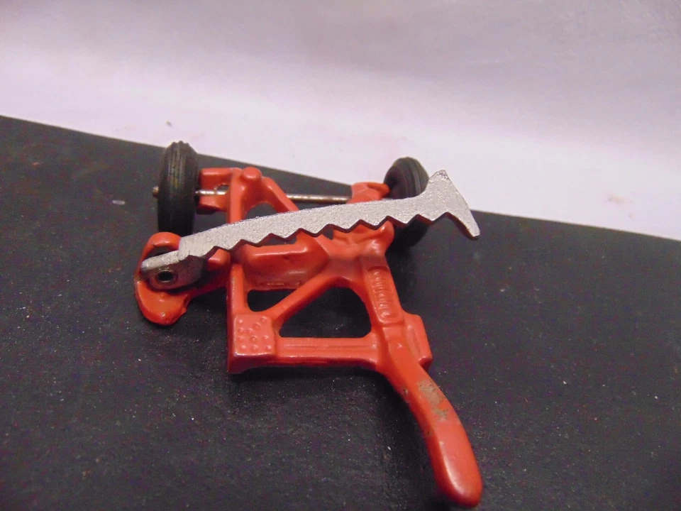 Accesorio modelo tractor rojo metal vintage combinado #9825 5" x 3 1/2" Foto 2 de 4
