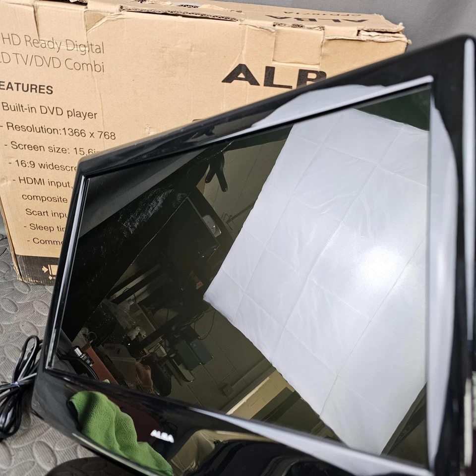 Alba 16" HD Ready LCD TV DVD Combi CFD1671A HDMI VGA SCART With Manual + Remote - Image 3 of 4