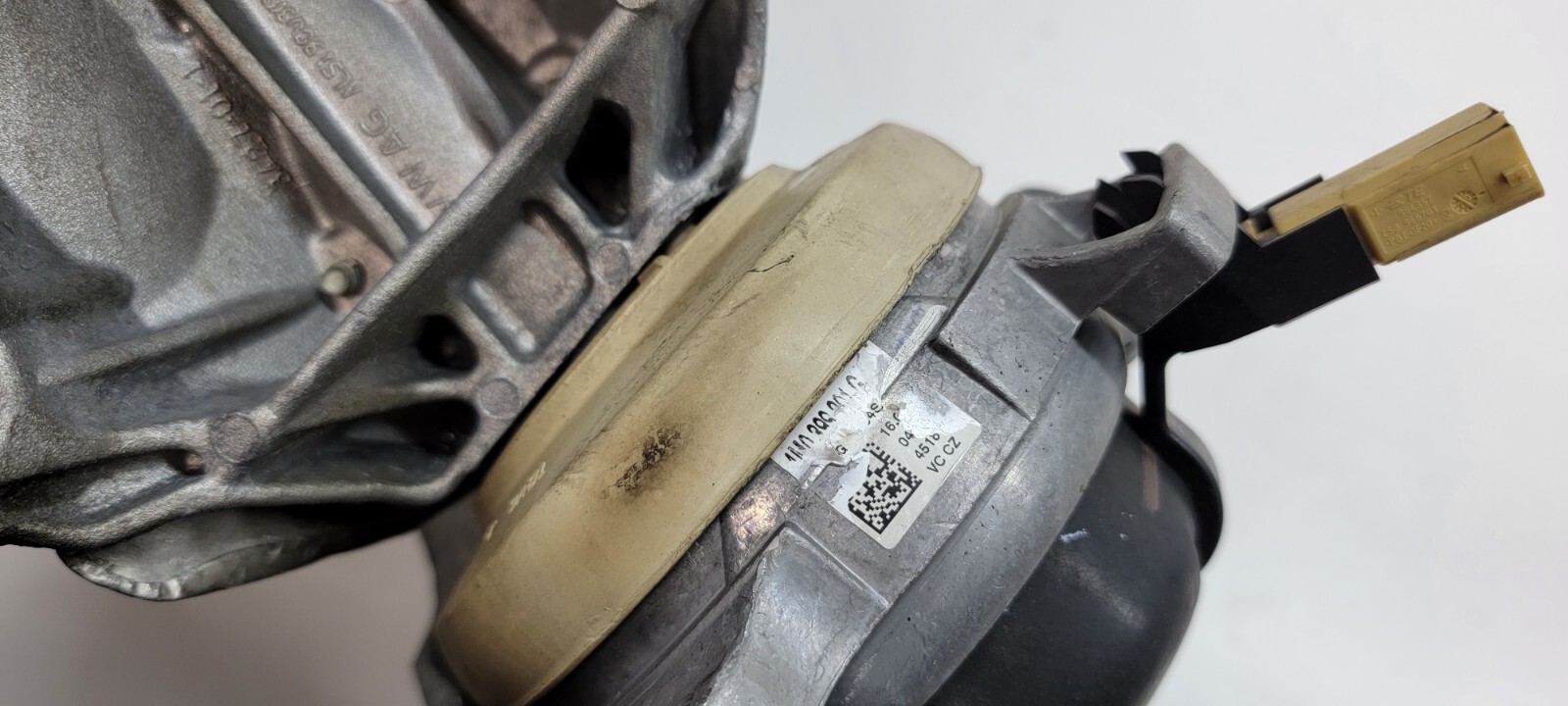LAMBORGHINI URUS DRIVER LEFT SIDE ENGINE MOUNT BRACKET OEM 4M0399201G