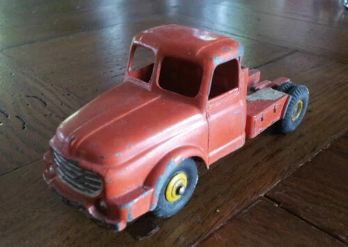 Véhicules miniatures Dinky en fonte