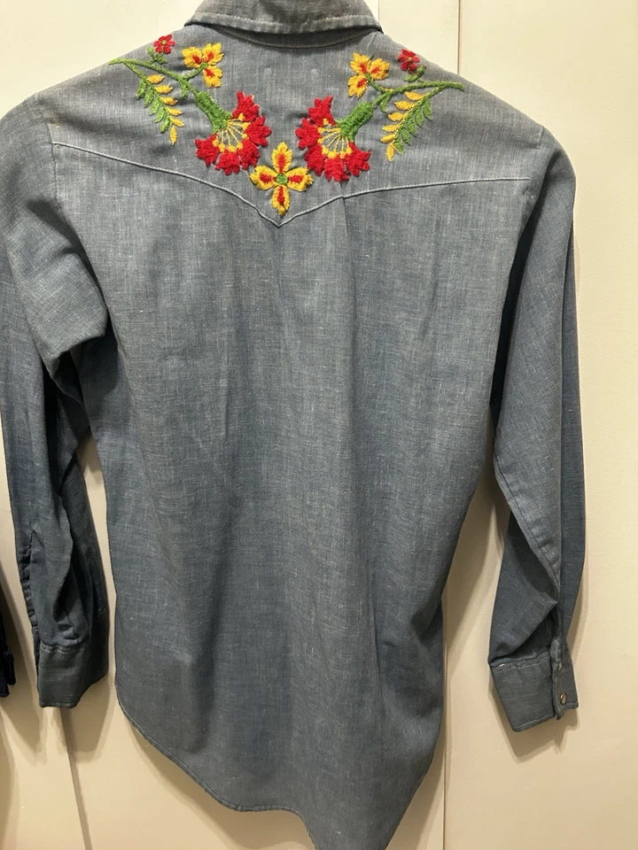 Camisa De Colección Monzini por Monticello Pequeña 14S14.5 Años 70 Bordada Perla A Presión Floral Foto 3 de 4