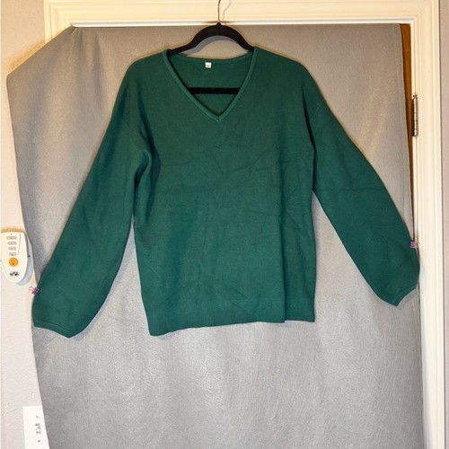 Source Unknown Teal V-Neck Sweater. Excellent Condition.