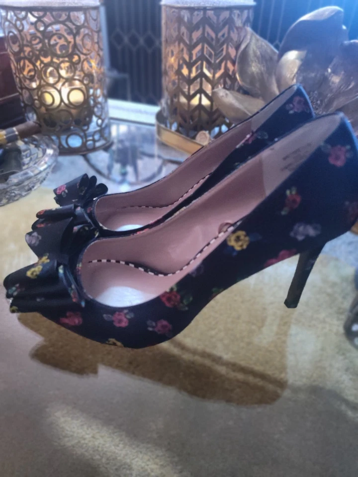 Zapatos de tacón Betsey Johnson Bret clásicos tacón delgado negro lazo floral talla 71/2 Foto 2 de 4