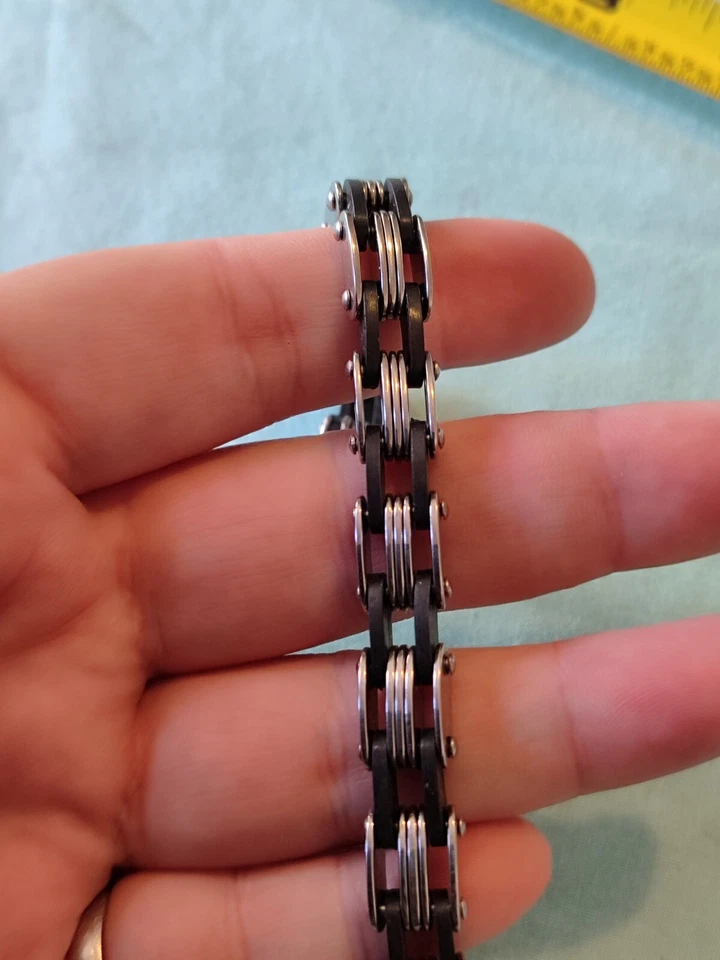 Pulsera de cadena de motociclista con ojal de goma de acero inoxidable de 8 pulgadas Foto 2 de 4