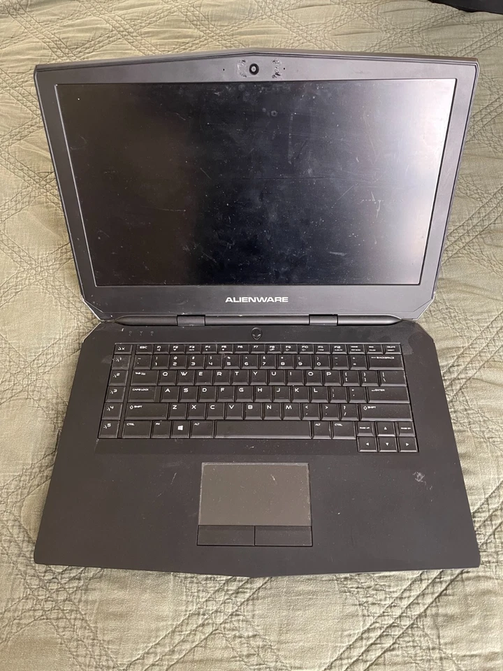 Alienware 15 r2 Gaming Laptop i5-4210H 8GB RAM NVIDIA GFX, black with case - Image 2 of 4