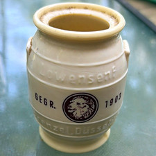 Pot/jupe à moutarde en céramique Löwensenf Düsseldorf avec logo aigle, blanc/noir