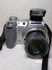Vintage Sony Cyber-shot DSC-H2 silver digital camera. 12x Carl Zeiss Zoom.