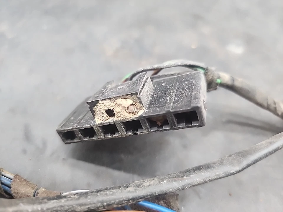 BMW 325 E30 1984-1987 LUZ DE FRENO ARNÉS ENCHUFE CONECTORES MODELO TEMPRANO T7-294 Foto 2 de 4