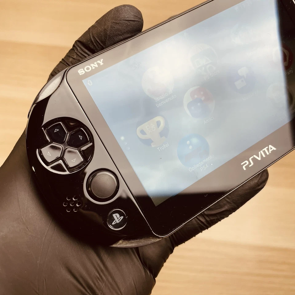 Sony PSVita Slim PCH-2004 Nera + Custodia - Buone condizioni Funzionante - Immagine 3 di 4