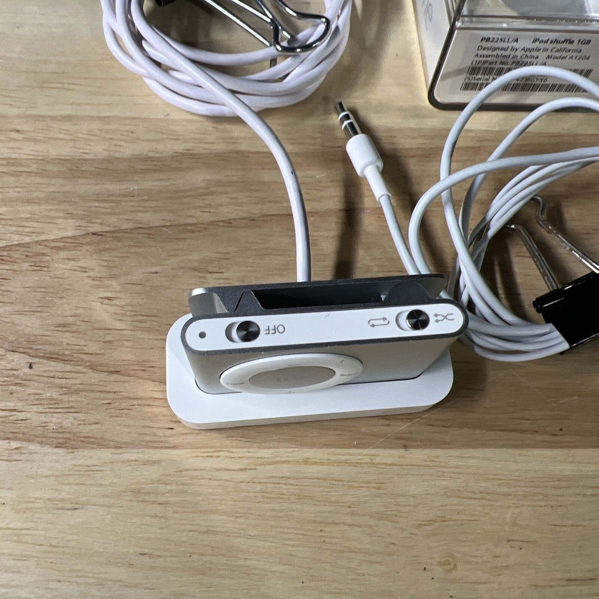 Apple ipod SHUFFLE 2nd Generation Model A1204 EMC No. 2125 Silver