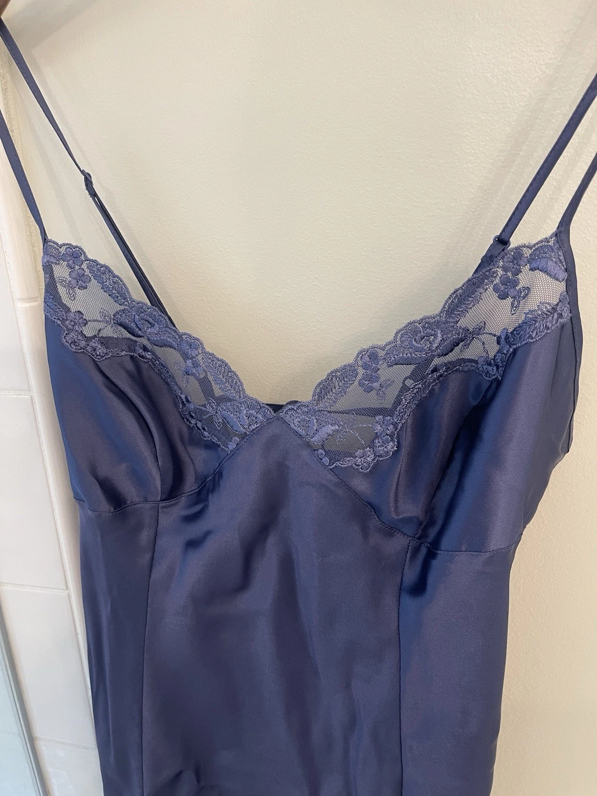 UNDERCOVER Abito slip Victoria Secret blu nuovo con etichette in raso e pizzo con orlo M Y2K