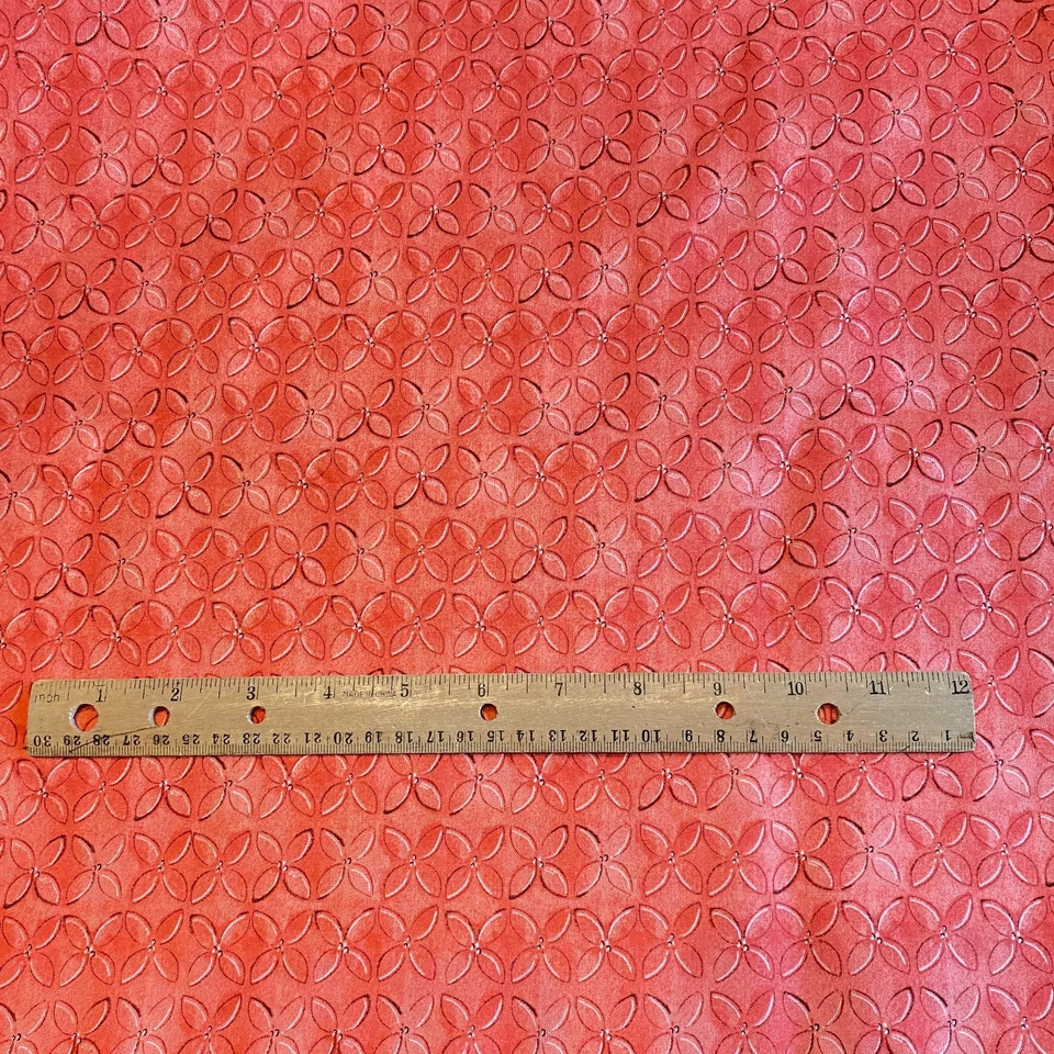 Tela geométrica coral polvorienta para acolchar tesoros algodón BTY Foto 4 de 4