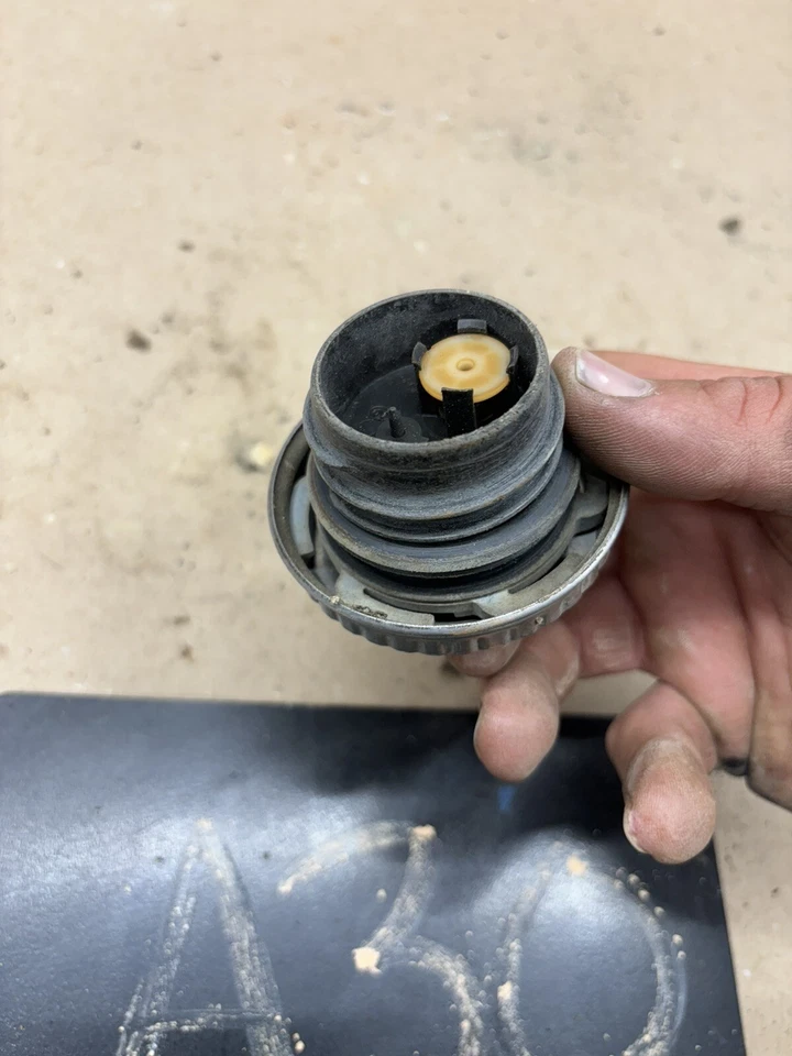 Chevrolet GMC K10 K5 K30 1981 1987 82 83 84 1991 diésel tapa del tanque de combustible OEM ventilado Foto 4 de 4