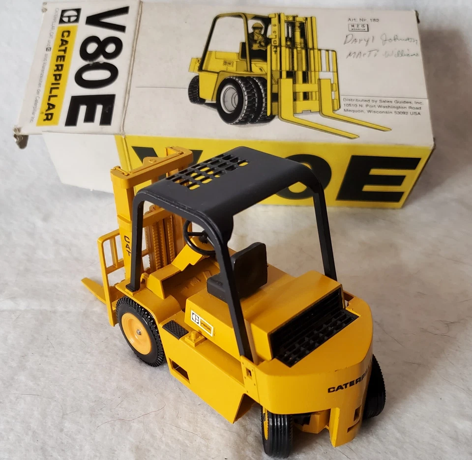 Carretilla elevadora de horquilla vintage CATERPILLAR V 80 D 1:25 NZG 182 Alemania Occidental con caja Foto 2 de 4