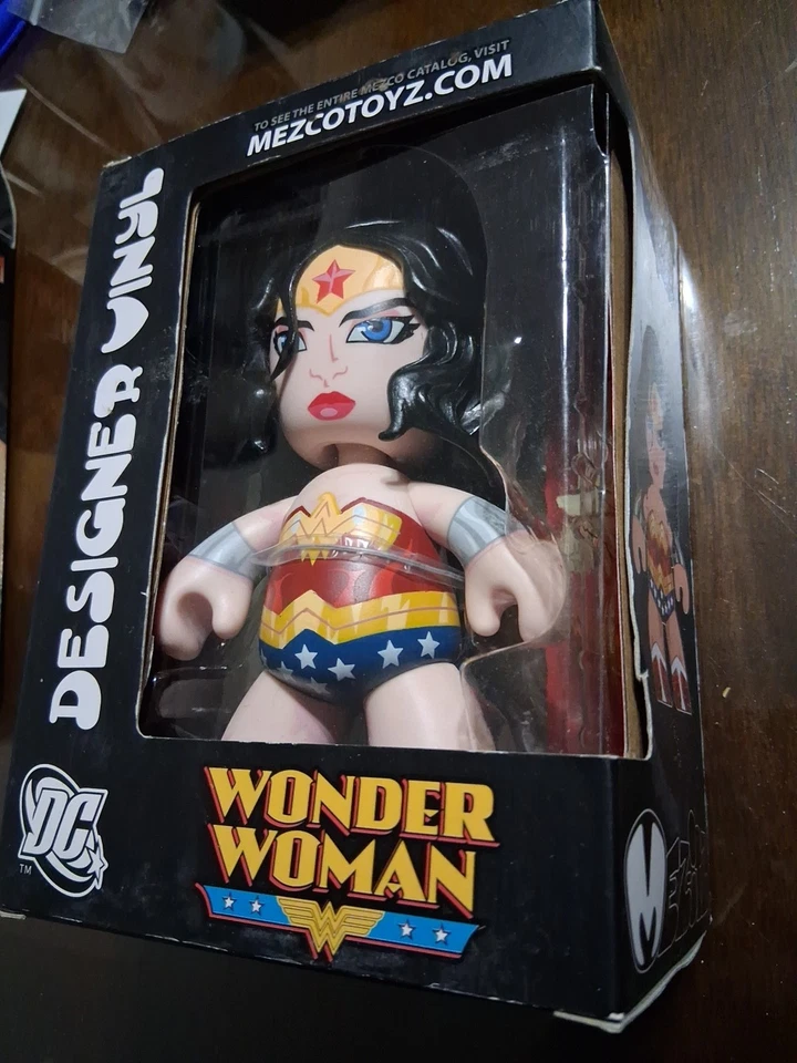 WONDER WOMAN MEZ-ITZ DC VINILO DE DISEÑO 6" MEZCO TOYZ Caja dañada Foto 2 de 4