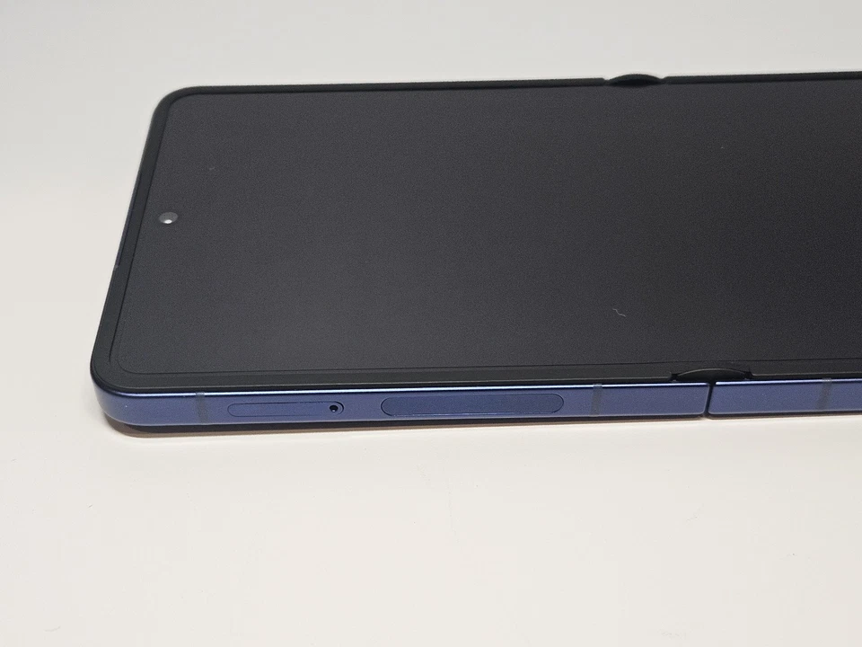 COMO NUEVO Samsung Galaxy Z Flip 7 SM-F766U1 - 256 GB - Sombra Azul (Desbloqueado) Foto 2 de 4