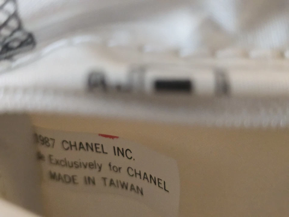 Bolsa de cosméticos 1987 CHANEL estojo de maquiagem estampa rara - Imagem 3 de 4