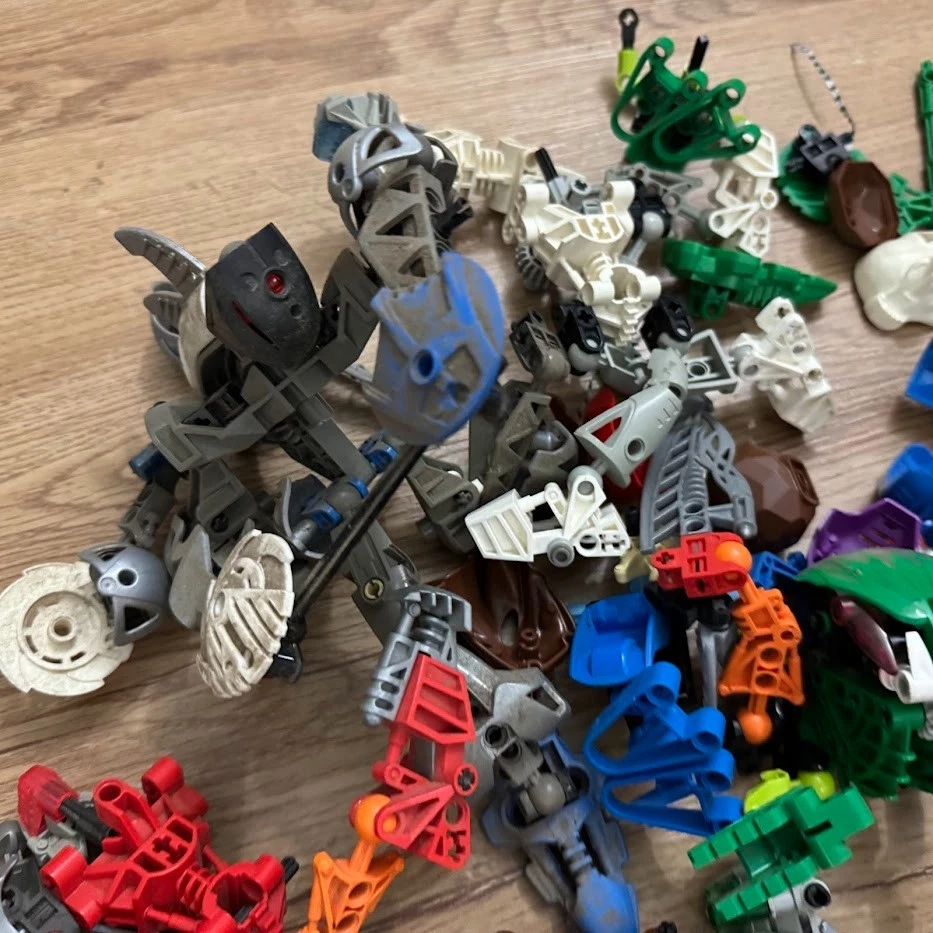 LEGO bionicle bundle!! Hundreds of pieces! Vintage sets. See all pics. - Image 4 of 4