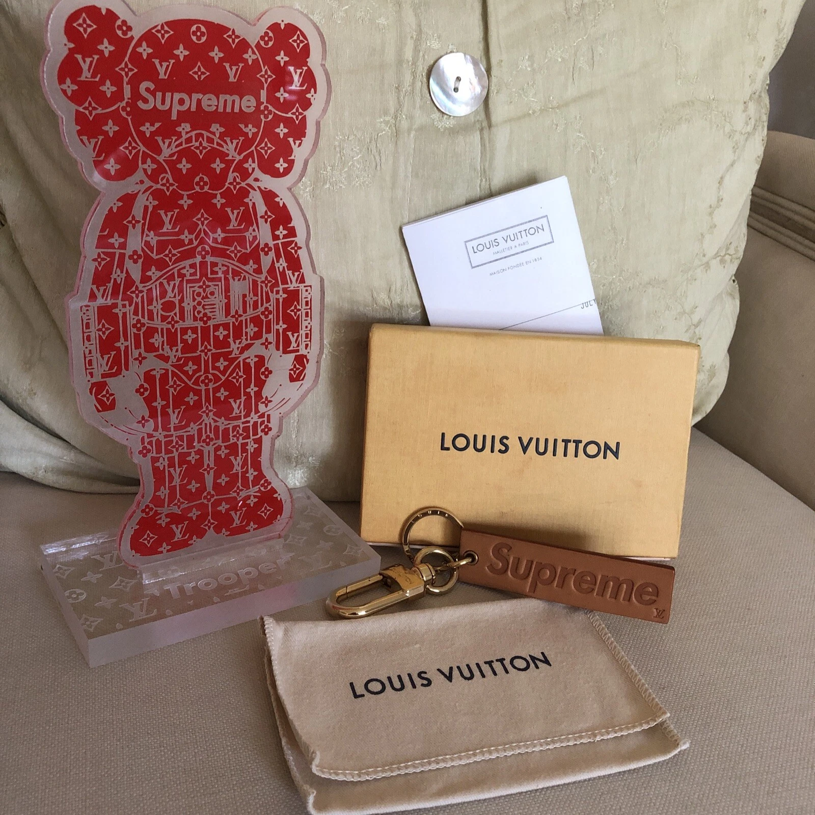 Louis Vuitton x Supreme Ultra Rare Supreme Box Logo Porte clés Sac Charme Lot Kaws
