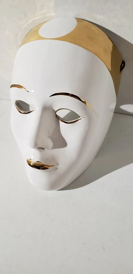 Mascarilla facial cerámica tamaño natural blanco y dorado 10 pulgadas de largo blanco y dorado Foto 2 de 4