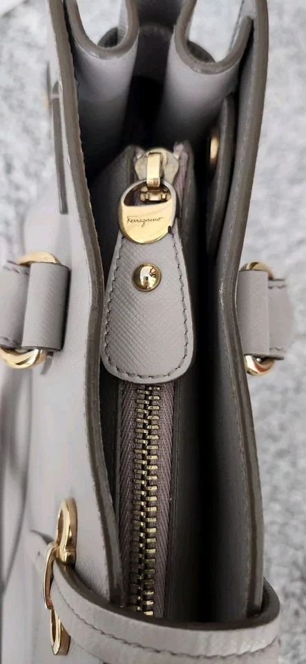 Auténtico bolso de mano Salvatore Ferragamo gris dorado detalles Foto 4 de 4