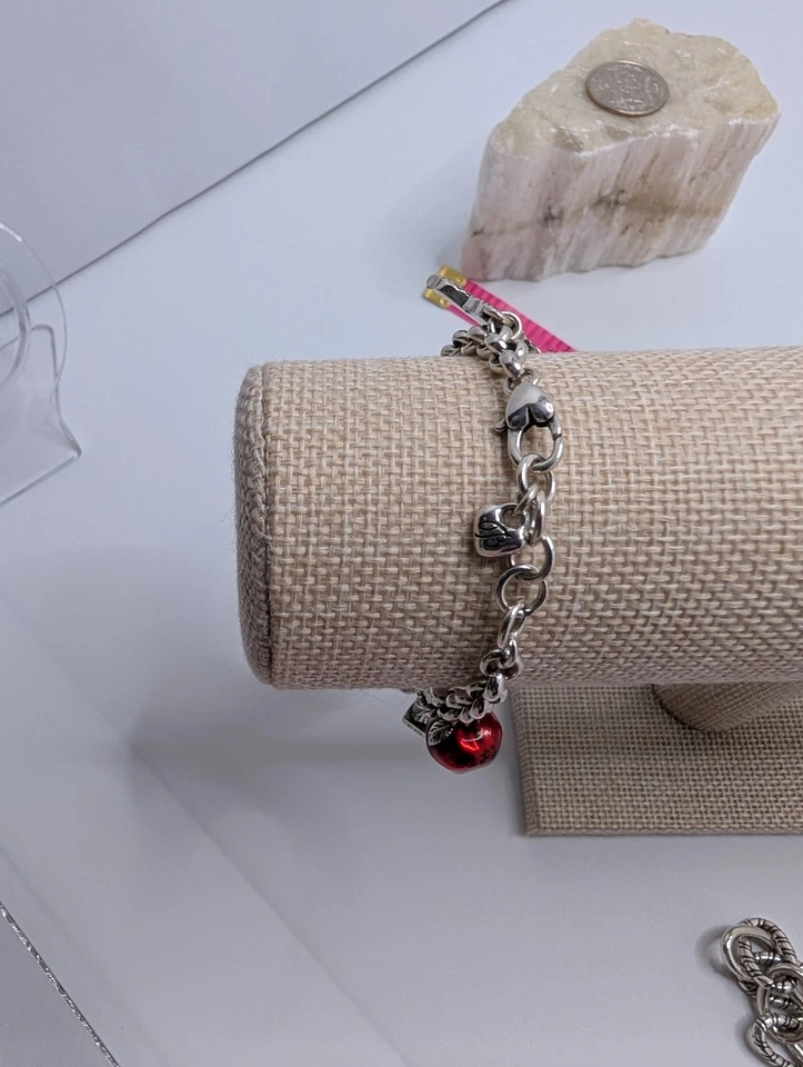 Brazalete Brighton Broadway Charm Rojo Apple Taxi NYC Tono Plata 7.5 pulgadas Foto 2 de 4