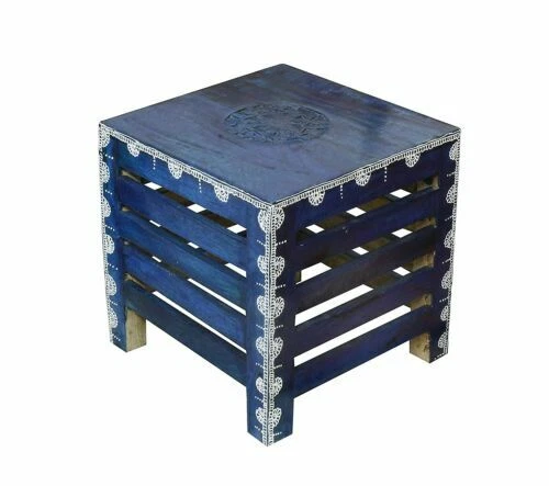 Quadratische Gartentische aus Holz