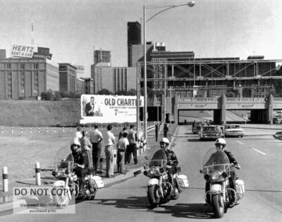 11X14 PHOTO  JOHN F. KENNEDY MOTORCADE STEMMONS FREEWAY APPROACH 112263 (AA-204)