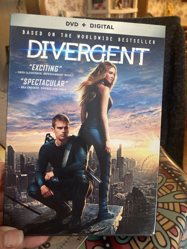 Divergent  DVD + Digital