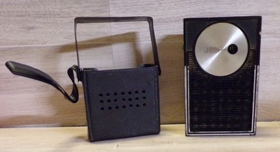 VINATGE 1970S JADE TRANSISTOR AM RADIO WITH POUCH TESTED WORKS BLACK .