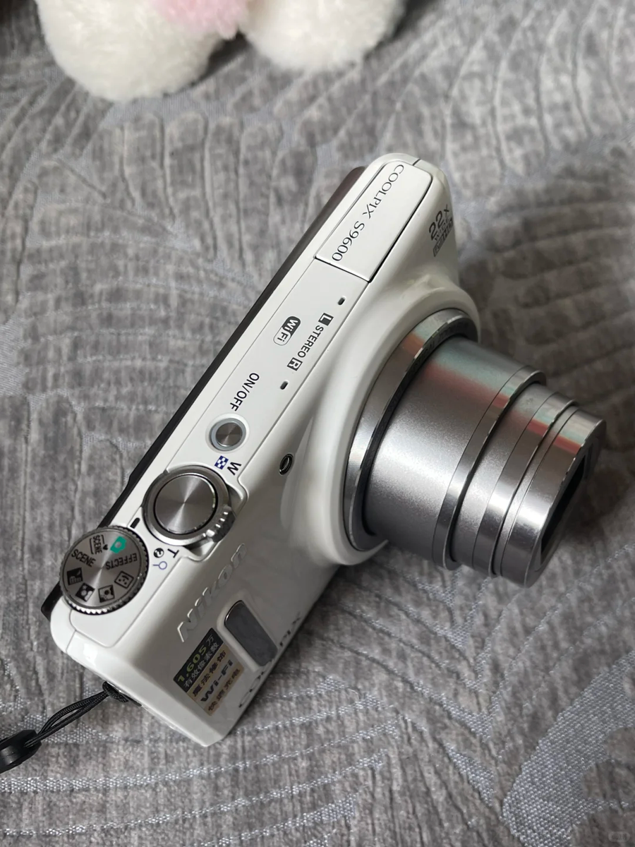 Nikon COOLPIX S9600 White 16.0MP Compact 22x Optical Zoom