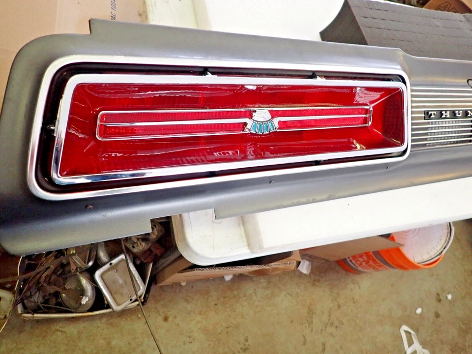 Nuevo de Lote Antiguo Ford Thunderbird 1969 Panel de Luz Trasera Completo Fabricante de Equipo Original ¡Bonito! Foto 3 de 4