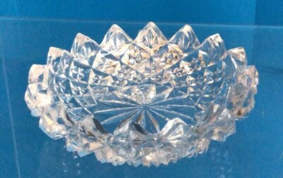 ROUND DIAMOND POINT CUT GLASS OPEN SALT CELLAR w/SERRATED RIM