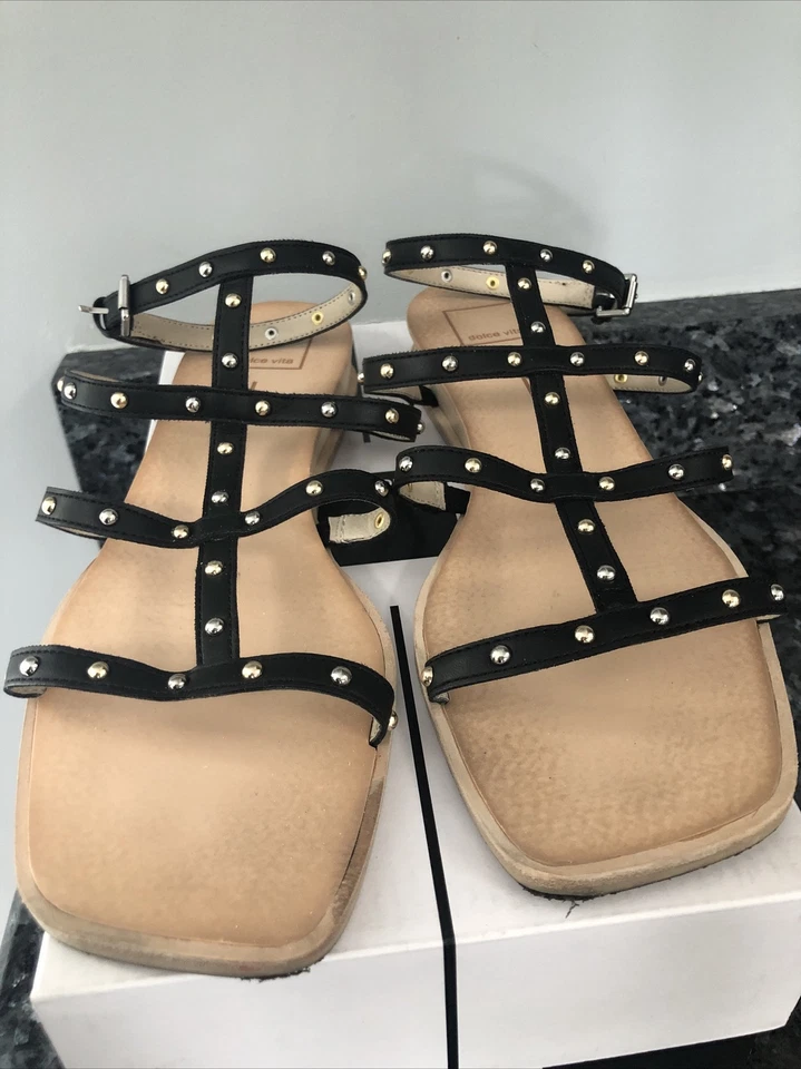 Sandália Gladiador cravejada preta tamanho 9.5 calçado Dolce Vita em excelente estado usado frete rápido - Imagem 2 de 4