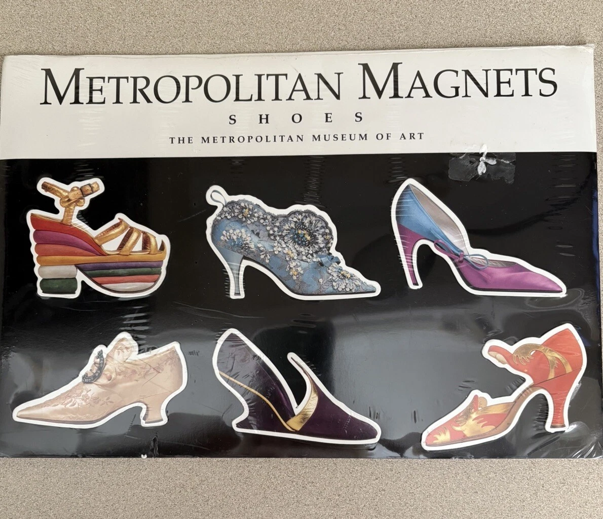 Lot aimanté chaussures Metropolitan Museum of Art histoire 1996 Ferragamo Dior