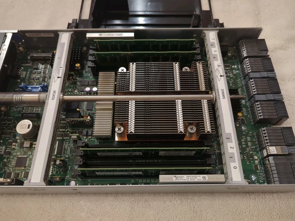 EMC VNX5200/5400 Service Processor 1.8GHz, 16GB RAM 303-201-016D-05 - Image 2 of 3