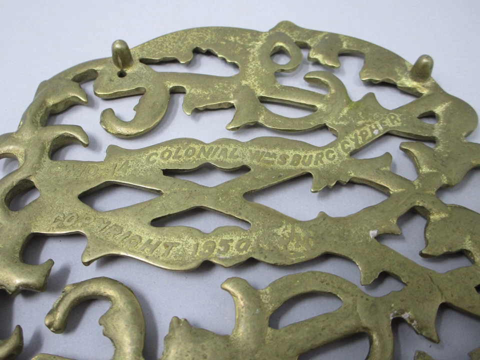 Remache vintage 1950 6" con patas de latón marcado CW10-14 Colonial Williamsburg Cypher Foto 4 de 4