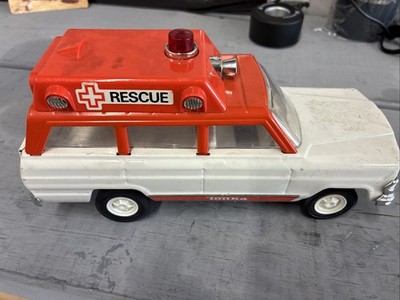 Vintage Original Tonka Jeep Waggoneer Rescue Ambulance Metal Toy