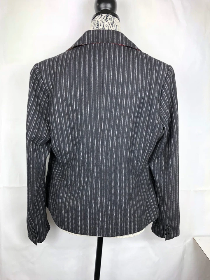 Blazer feminino Cabi tamanho 10 listrado preto e branco 3 botões bolso 1086 - Imagem 2 de 4