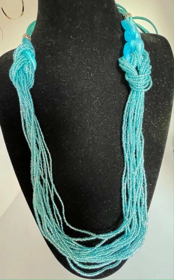 collana donna multifilo conteria vetro color celeste cangiante e catena plastica - Immagine 2 di 3